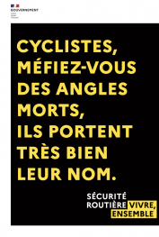 affiche avec le message cyclistes, méfiez-vous des angles morts, ils portent très bien leur nom